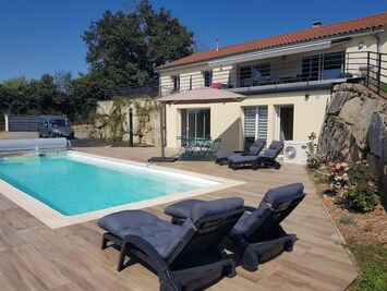 Vue de l'appartement avec la piscine