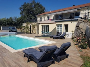 Vue de l'appartement avec la piscine