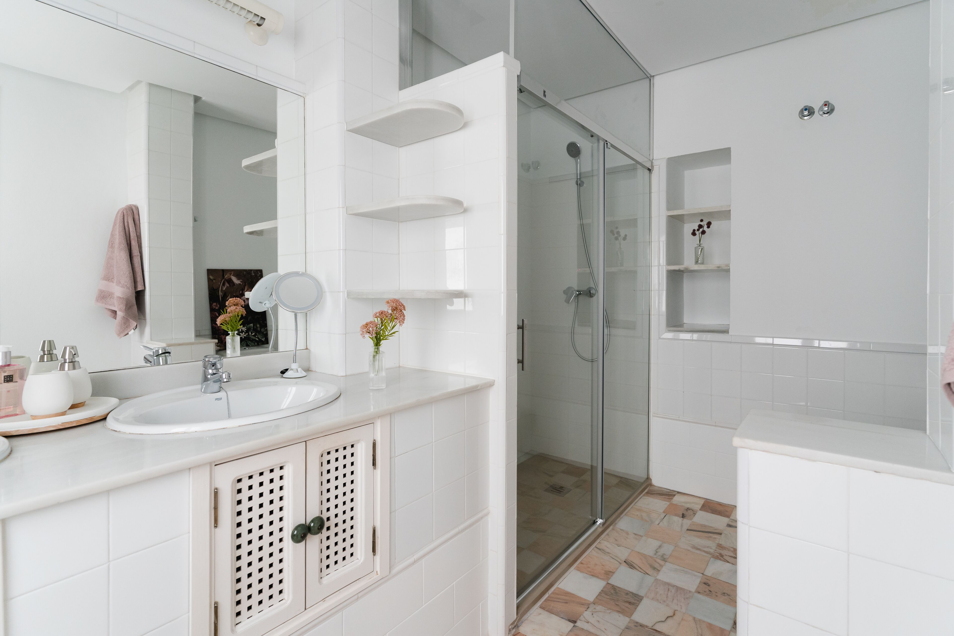 Een douche, een haardroger, handdoeken, zeep