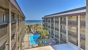 Un hôtel doté d’une piscine, de balcons et offrant une vue sur l’océan.