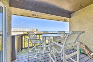 Outdoor dining - Fernandina Beach Condo ~ 1 Mi to Golf Courses (Fernandina Beach)