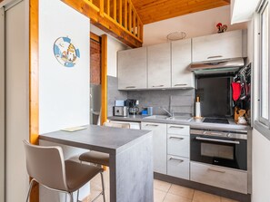 Kylskåp, mikrovågsugn, spishäll och kaffe- och tebryggare