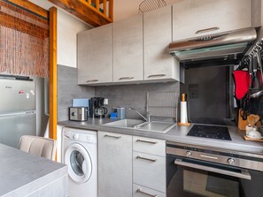 Réfrigérateur, micro-ondes, plaque de cuisson, cafetiÚre/bouilloire