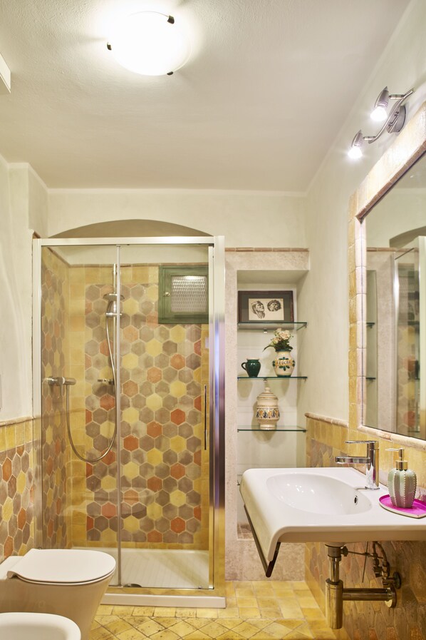Un baño con ducha, inodoro y lavamanos.