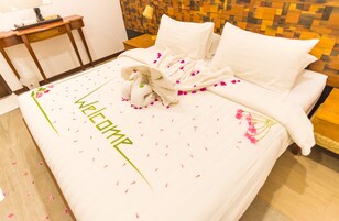 Deluxe Double Room | Hypo-allergenic bedding, minibar, in-room safe, blackout drapes