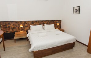 Habitación Deluxe doble | Ropa de cama hipoalergénica, minibar, caja fuerte y cortinas opacas