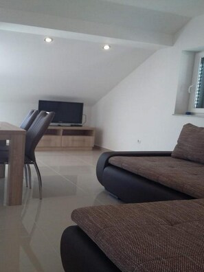 아파트 (One Bedroom Apartment with Balcony) | 내부