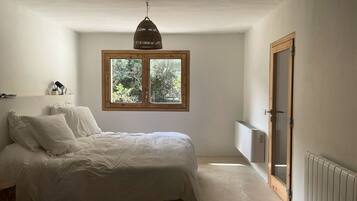 4 dormitorios, escritorio, wifi y ropa de cama