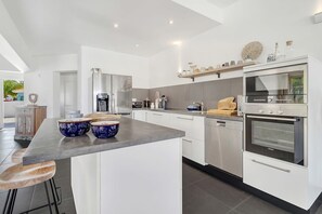 ثلاجة، ميكروويف، فرن، موقد طهي مسطح