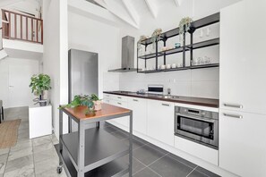 Réfrigérateur, un four, surface de cuisson, lave-vaisselle
