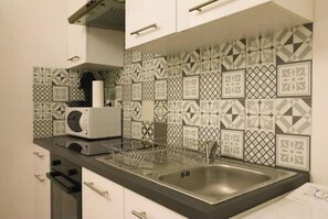 ثلاجة، ميكروويف، فرن، موقد طهي مسطح