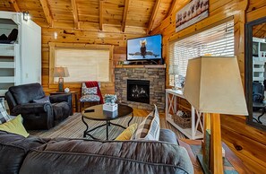 House, Multiple Beds (Moonlight Ridge #2632) | Living area