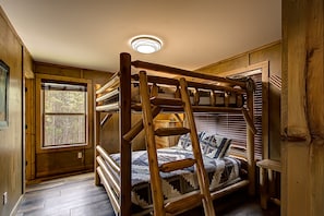 House, Multiple Beds (Bear Cove Falls  #4133)