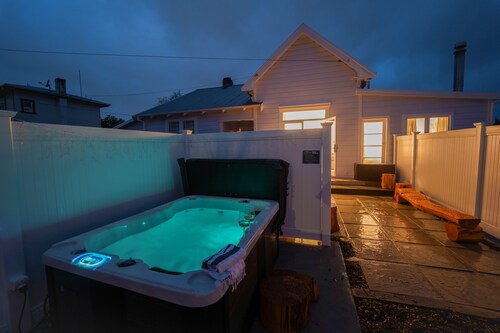 Refurbished Villa  ✨ NEW ✨ Hot tub, Netflix, & Entirely private
