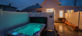 Refurbished Villa  ✨ NEW ✨ Hot tub, Netflix, & Entirely private