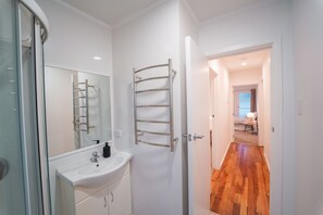 Dusche, Haartrockner, Handtücher, Seife