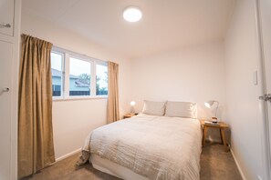 3 slaapkamers, een strijkplank/strijkijzer, gratis wifi, beddengoed