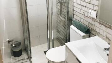 Sèche-cheveux, serviettes fournies