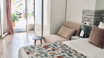 1 chambre, fer et planche à repasser