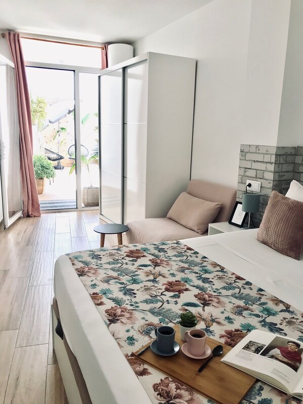 1 makuuhuone, silitysrauta/-lauta