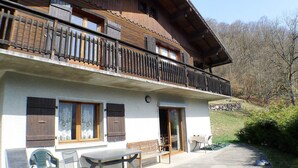 Un bâtiment à deux étages doté d’un balcon, d’une porte et d’une fenêtre.