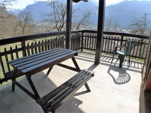 Outdoor dining - Quiet family chalet near center, 8 pers, WiFi, garage (Samoëns)