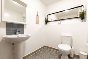 Bathtub, hair dryer, towels, soap - Smart Apartments - Andrews Park (Southampton)