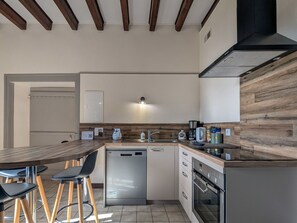 Refrigerador, microondas, horno y lavavajillas 