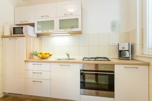 Căn hộ (One Bedroom Apartment with Balcony) | Bếp riêng | Tủ lạnh 