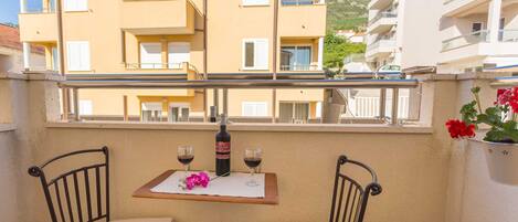 Apartamento (One Bedroom Apartment with Balcony) | Balcón