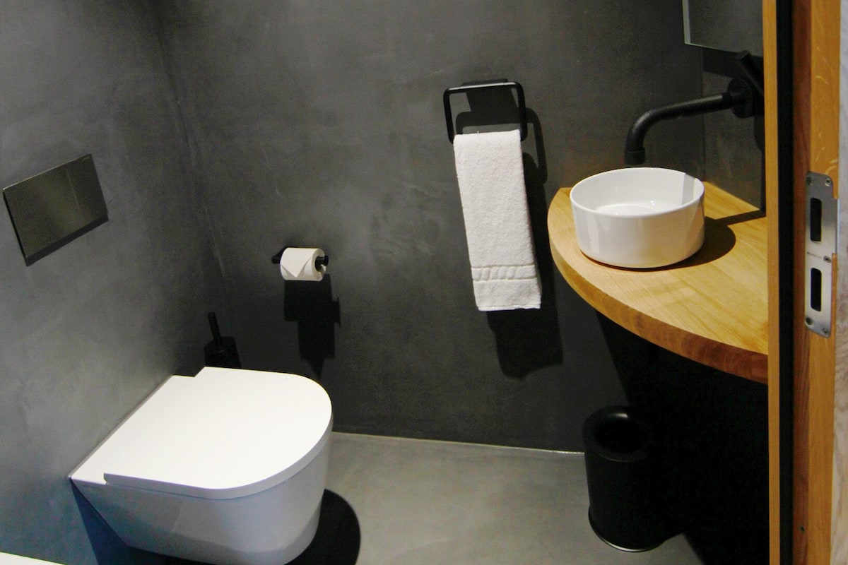 Shower, rainfall showerhead, free toiletries, hair dryer
