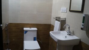 Deluxe Double Room, 1 Katil Raja (King), Non Smoking, City View | Bilik Mandi | Pancuran mandi, tuala disediakan
