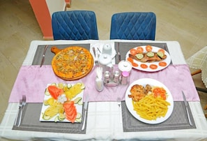 Family dining - Goro Cottages (Kanungu)