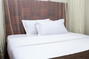 Double Room | Egyptian cotton sheets, premium bedding, memory foam beds - Goro Cottages (Kanungu)