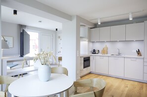 Apartamento, 1 quarto | Cozinha privada | Geladeira grande, micro-ondas, fogão, cooktop