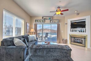 Televisio, takka, DVD-soitin, kirjoja