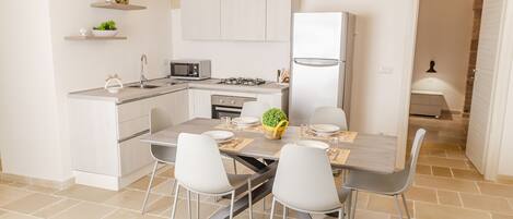 Kjøleskap, mikrobølgeovn, ovn og kokeplater