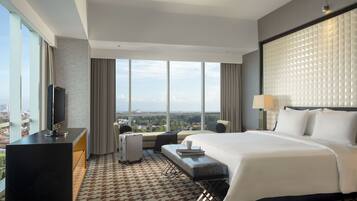 Prominent Suite | Minibar, desk, blackout drapes, iron/ironing board