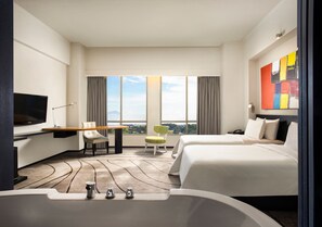 Minibar, desk, blackout drapes, iron/ironing board - ARTOTEL Hayam Wuruk Surabaya (Surabaya)