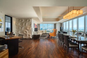 CEO Suite | 거실 공간