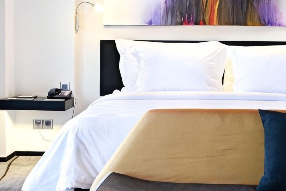 Minibar, escritorio, cortinas blackout y tabla de planchar con plancha 
