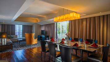 CEO Suite | Living area