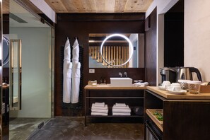Junior Room | Bathroom | Eco-friendly toiletries, hair dryer, bathrobes, slippers - Villa Balis Crema (Grezzana)