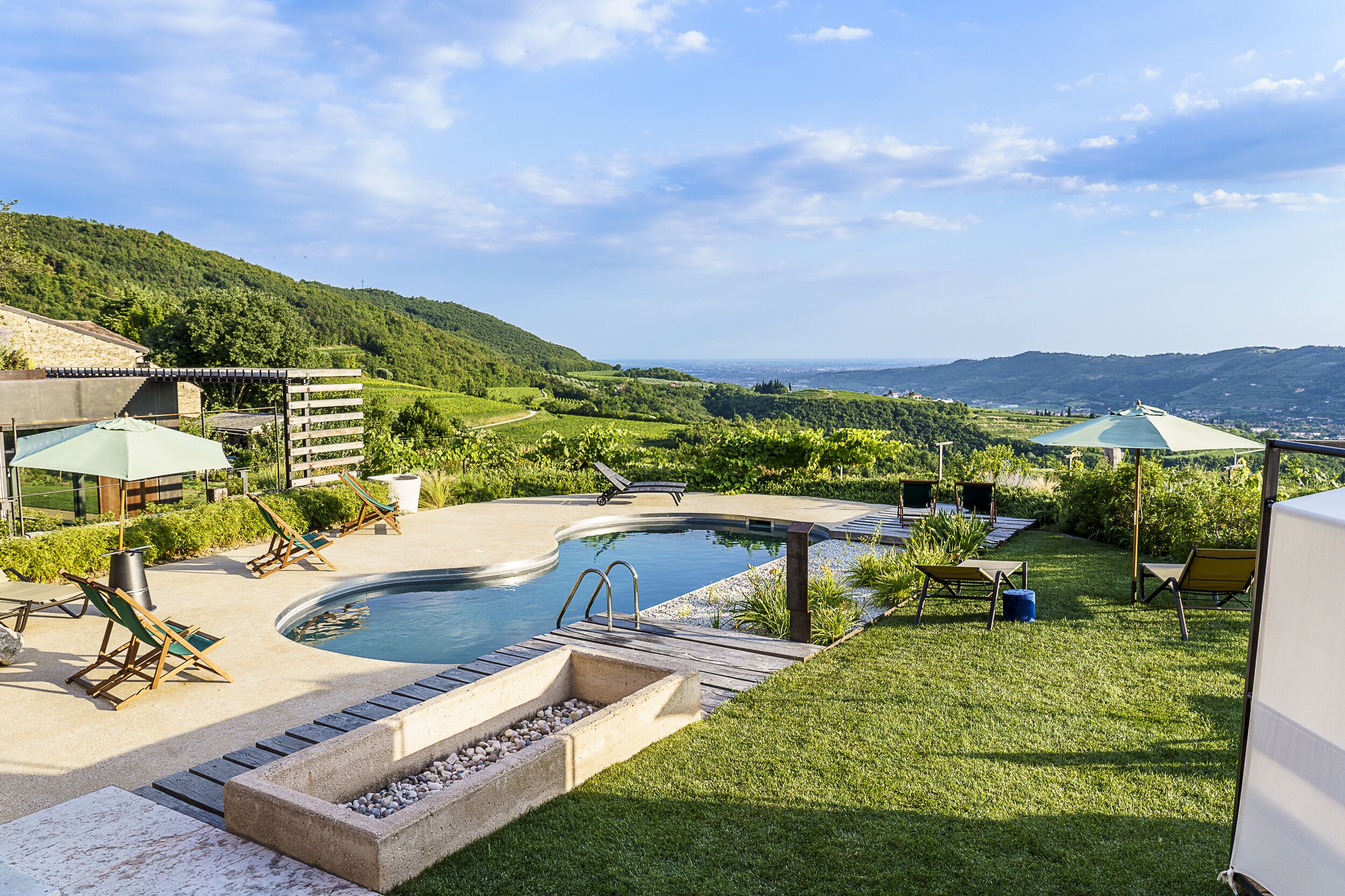 Alberca al aire libre, sombrillas en la alberca y camastros 