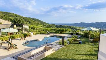 Außenpool, Sonnenschirme, Liegestühle