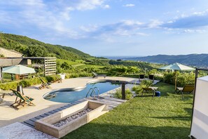 Outdoor pool, pool umbrellas, sun loungers - Villa Balis Crema (Grezzana)