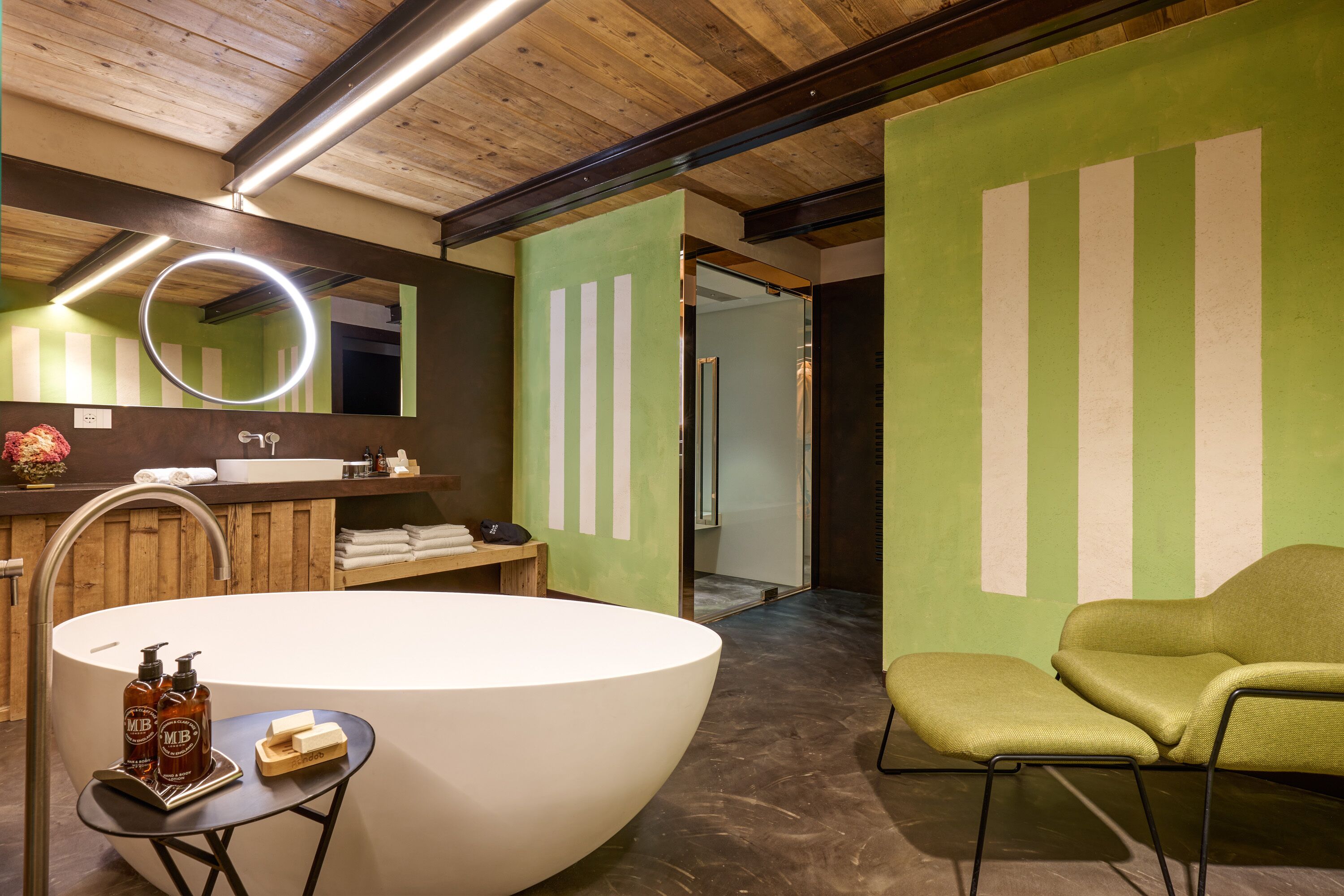 Luxury Studio Suite | Bathroom | Eco-friendly toiletries, hair dryer, bathrobes, slippers