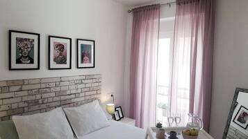 1 habitación y tabla de planchar con plancha