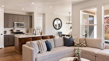 House, 5 Bedrooms | Living area | Smart TV
