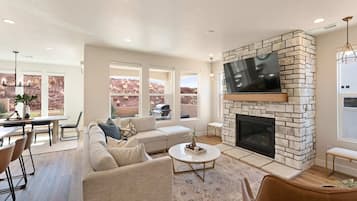 House, 5 Bedrooms | Living area | Smart TV